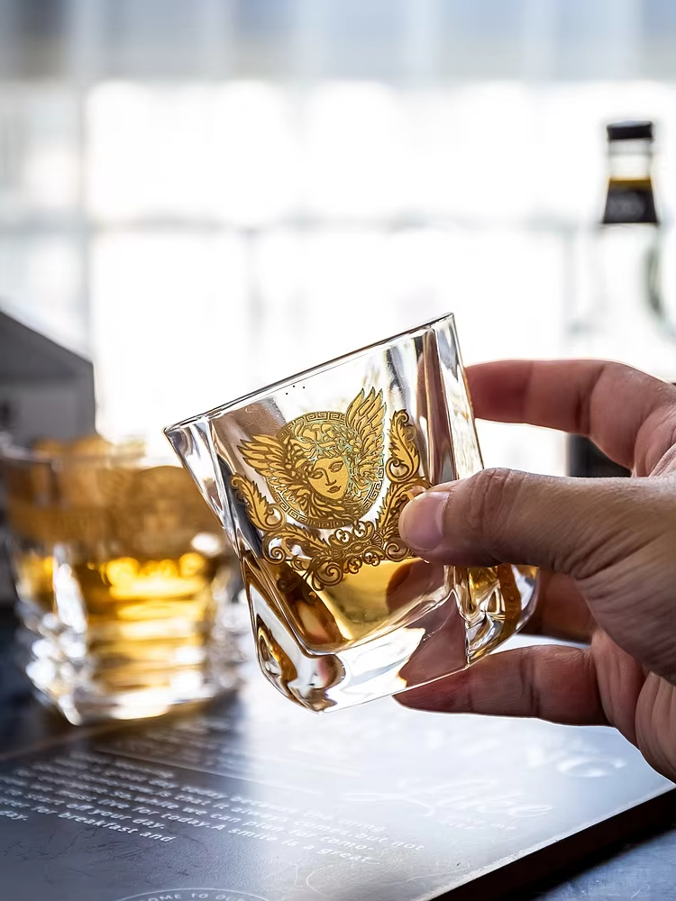 Medusa Gold Head geschilderd w - Wine To Beer To Liquor recensie en prijs